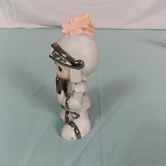 E2- 10 child dressed in a knight's outfit, holding a shield - Picture 4 of 6